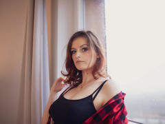 DeepNadiine - female with brown hair and  small tits webcam at xLoveCam