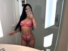 DelilahRayn - female with black hair webcam at xLoveCam