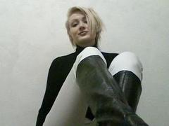 YeahGIA - blond female with  big tits webcam at xLoveCam