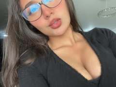 DianaFernandez - female with brown hair webcam at xLoveCam