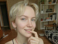 DionneSzczygiel - female with brown hair and  big tits webcam at xLoveCam