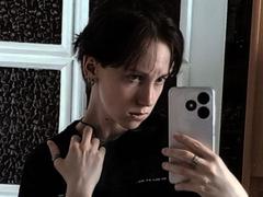 DionneSzczygiel - female with brown hair and  big tits webcam at xLoveCam