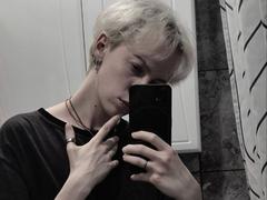 DionneSzczygiel - female with brown hair and  big tits webcam at xLoveCam