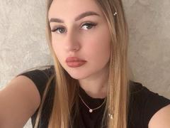 DivineJass - female with brown hair webcam at xLoveCam