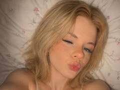 DonnaBellettiere - blond female with  big tits webcam at xLoveCam