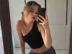DonnaBellettiere - blond female with  big tits webcam at xLoveCam