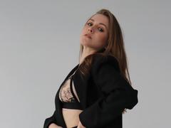 DreamyRoxie-hot - female with brown hair webcam at xLoveCam