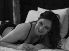 Dreia - female with brown hair webcam at xLoveCam