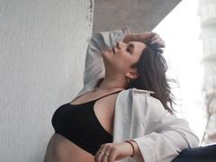 Dreia - female with brown hair webcam at xLoveCam