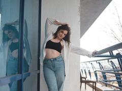 Dreia - female with brown hair webcam at xLoveCam