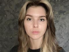 ElanaFalencki - female with black hair webcam at xLoveCam