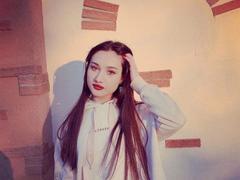 EleonoraSun - female with brown hair webcam at LiveJasmin