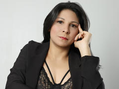 EliseBell - female with brown hair webcam at xLoveCam