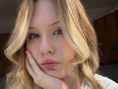 EllamaeRaugust - female webcam at xLoveCam