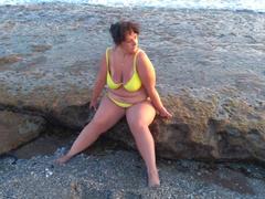 ElleBigTits - female with black hair webcam at xLoveCam