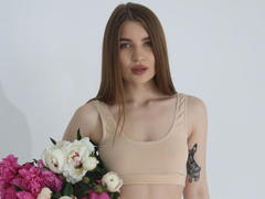 ElleMays - female with brown hair webcam at xLoveCam