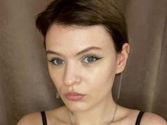 ElliLyi from xLoveCam