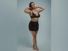 ElliePayton - female with black hair webcam at xLoveCam