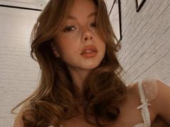 ElliyWilson - female with brown hair webcam at xLoveCam