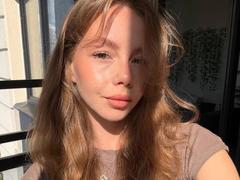 ElliyWilson - female with brown hair webcam at xLoveCam