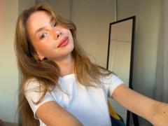 ElliyWilson - female with brown hair webcam at xLoveCam