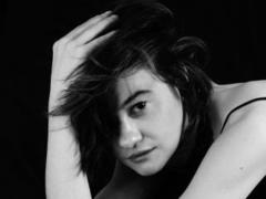 DouceElo - female with brown hair webcam at xLoveCam