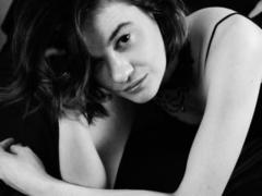 DouceElo - female with brown hair webcam at xLoveCam