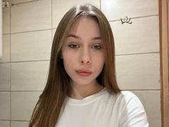 ElsaSexxy - female with brown hair and  small tits webcam at xLoveCam