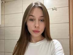 ElsaSexxy - female with brown hair and  small tits webcam at xLoveCam