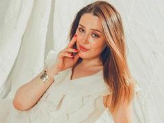 ElwandaKiehne - female with brown hair webcam at xLoveCam
