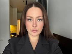ElwandaKiehne - female with brown hair webcam at xLoveCam