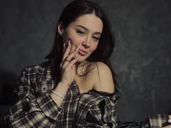 ElwandaKiehne - female with brown hair webcam at xLoveCam