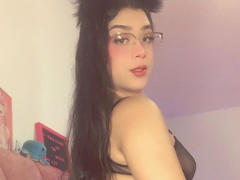 Elyw - shemale webcam at xLoveCam
