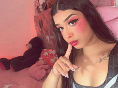 Elyw - shemale webcam at xLoveCam