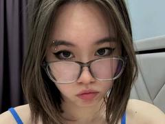 EmelineLattig - female webcam at xLoveCam