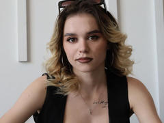 EmelyHoward - blond female webcam at LiveJasmin