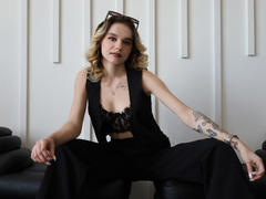 EmelyHoward - blond female webcam at LiveJasmin