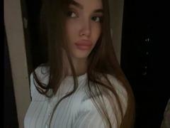 EmeraldWeinreb - female with brown hair webcam at xLoveCam