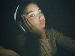 EmeraldWeinreb - female with brown hair webcam at xLoveCam