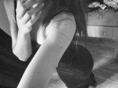EmeraldWeinreb - female with brown hair webcam at xLoveCam