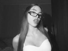 EmeraldWeinreb - female with brown hair webcam at xLoveCam
