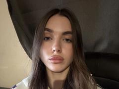 EmeraldWeinreb - female with brown hair webcam at xLoveCam