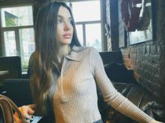 EmeraldWeinreb - female with brown hair webcam at xLoveCam