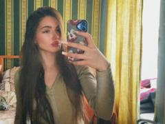 EmeraldWeinreb - female with brown hair webcam at xLoveCam