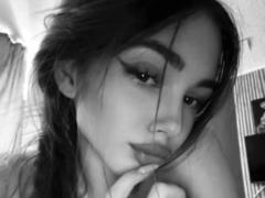 EmeraldWeinreb - female with brown hair webcam at xLoveCam