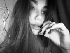 EmeraldWeinreb - female with brown hair webcam at xLoveCam