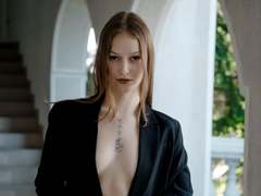 EmiLake - female webcam at xLoveCam