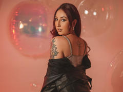 EmiilyWatson - female with brown hair webcam at xLoveCam