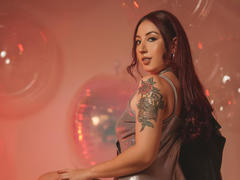 EmiilyWatson - female with brown hair webcam at xLoveCam