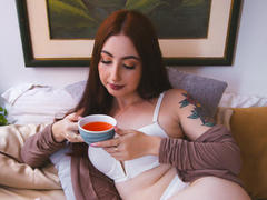 EmiilyWatson - female with brown hair webcam at xLoveCam
